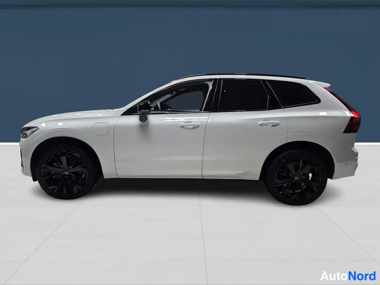 Valkoinen Volvo XC60 2026, sivulta, kuva 4