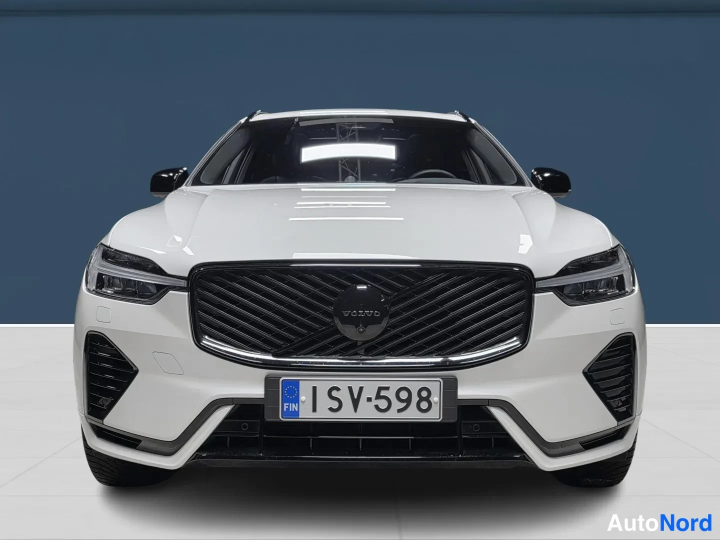 Valkoinen Volvo XC60 2026, edestä, kuva 3