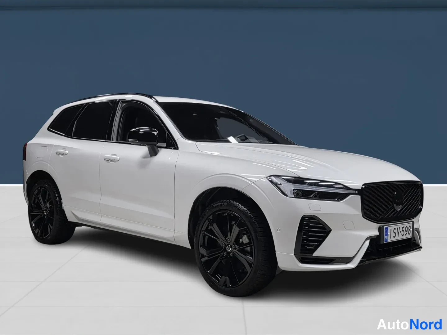 Valkoinen Volvo XC60 2026, etuviisto, keula oikealle, kuva 2