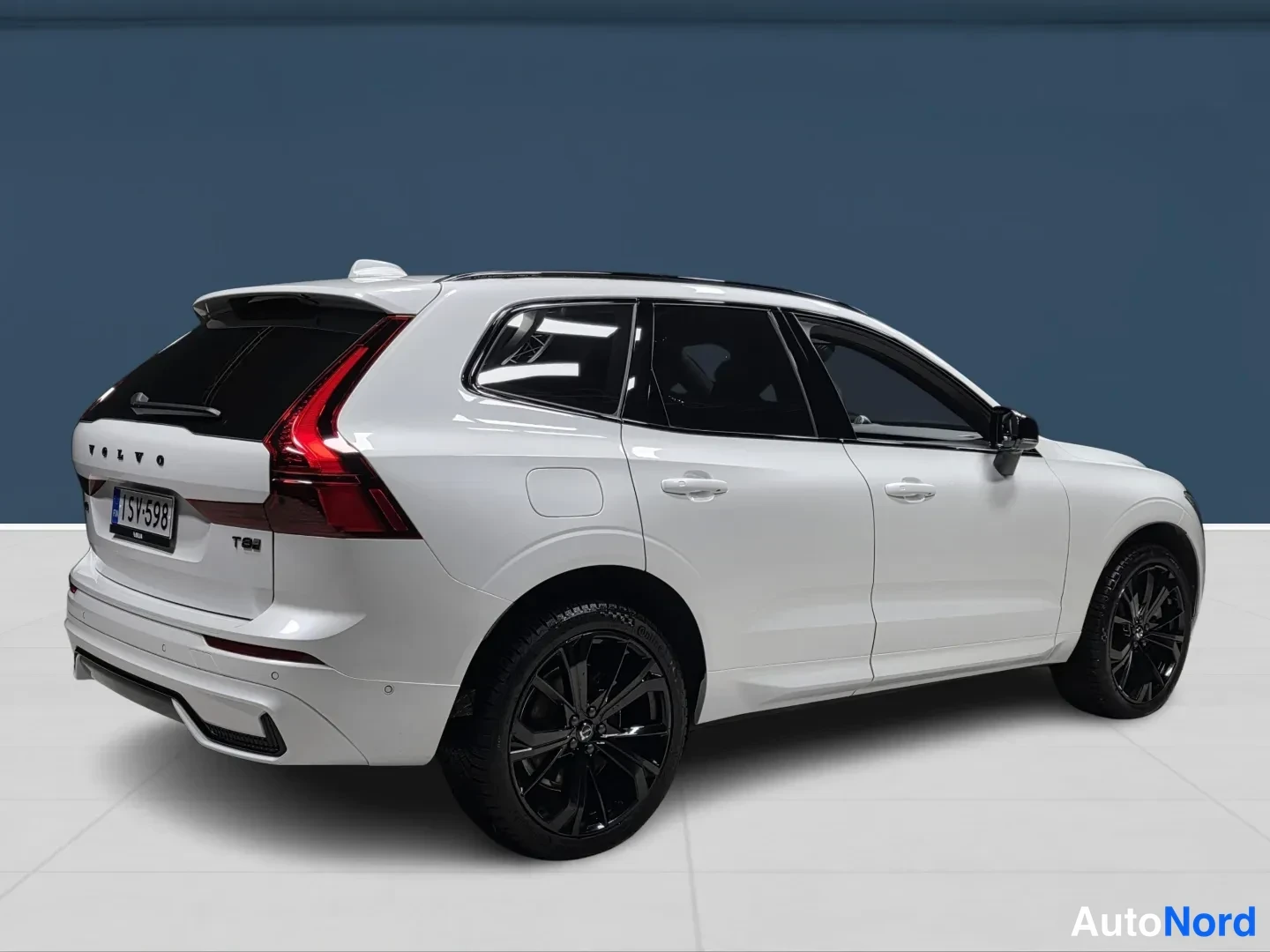 Valkoinen Volvo XC60 2026, takaviisto, kuva 5
