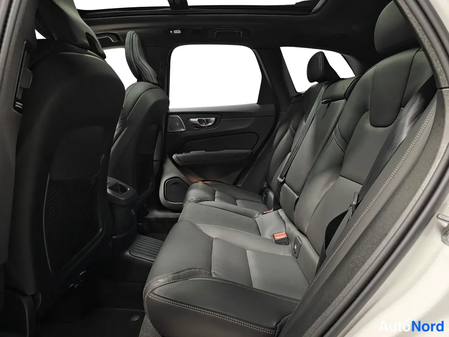 Valkoinen Volvo XC60 2026, takaistuimet, kuva 12