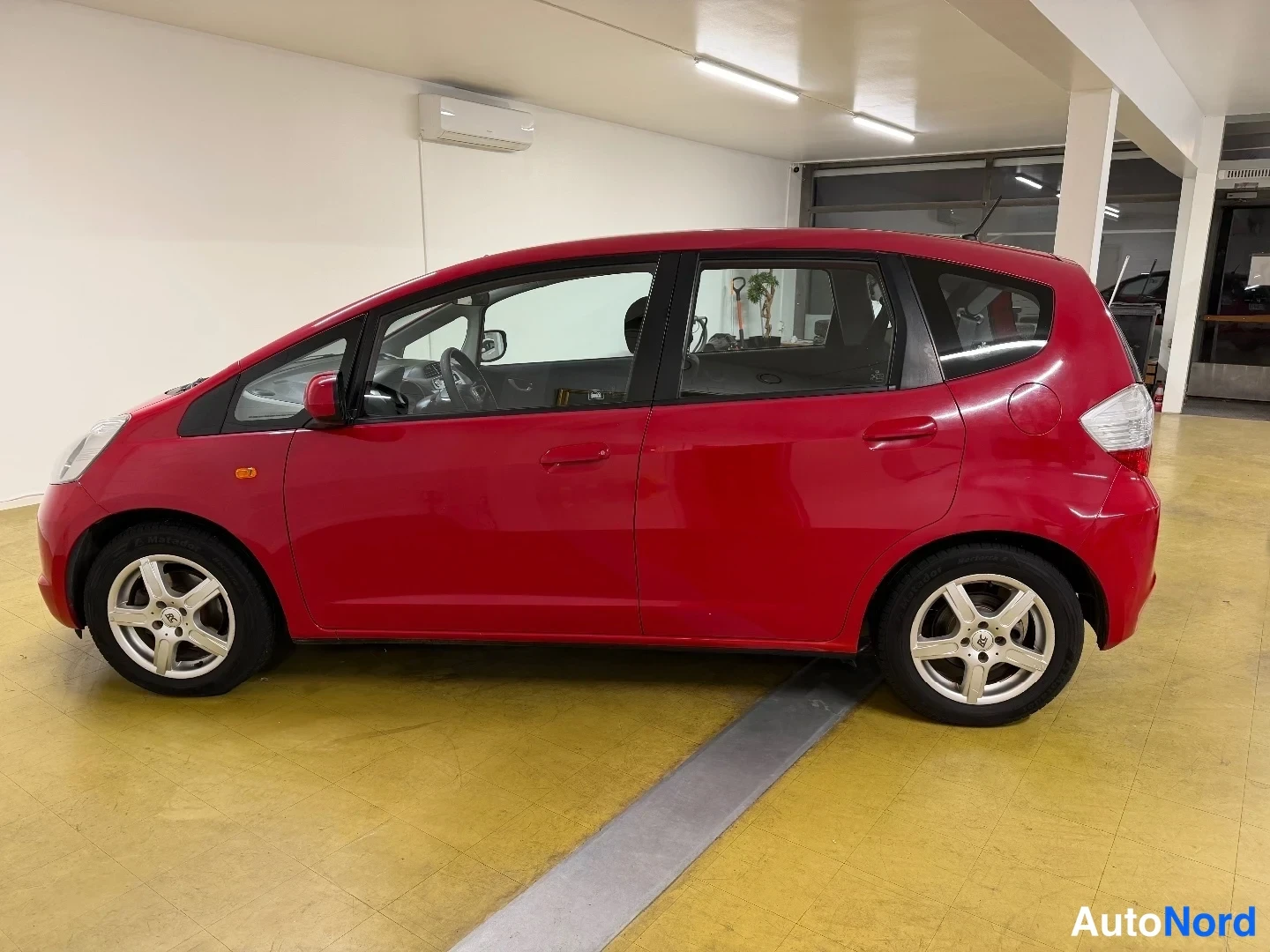 Punainen Honda Jazz 2009, sivulta, kuva 4
