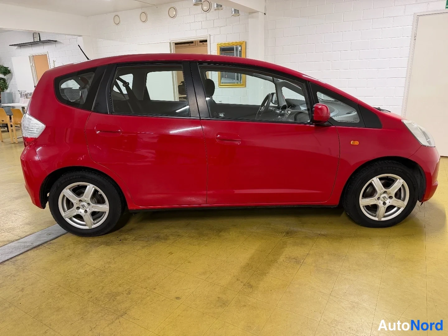 Punainen Honda Jazz 2009, sivulta, kuva 5
