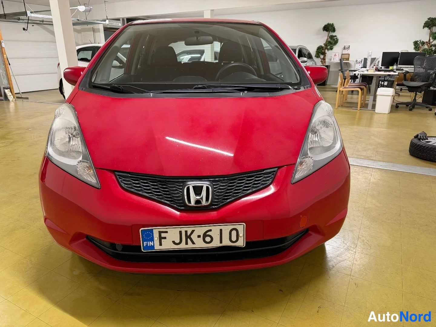 Punainen Honda Jazz 2009, edestä, kuva 3