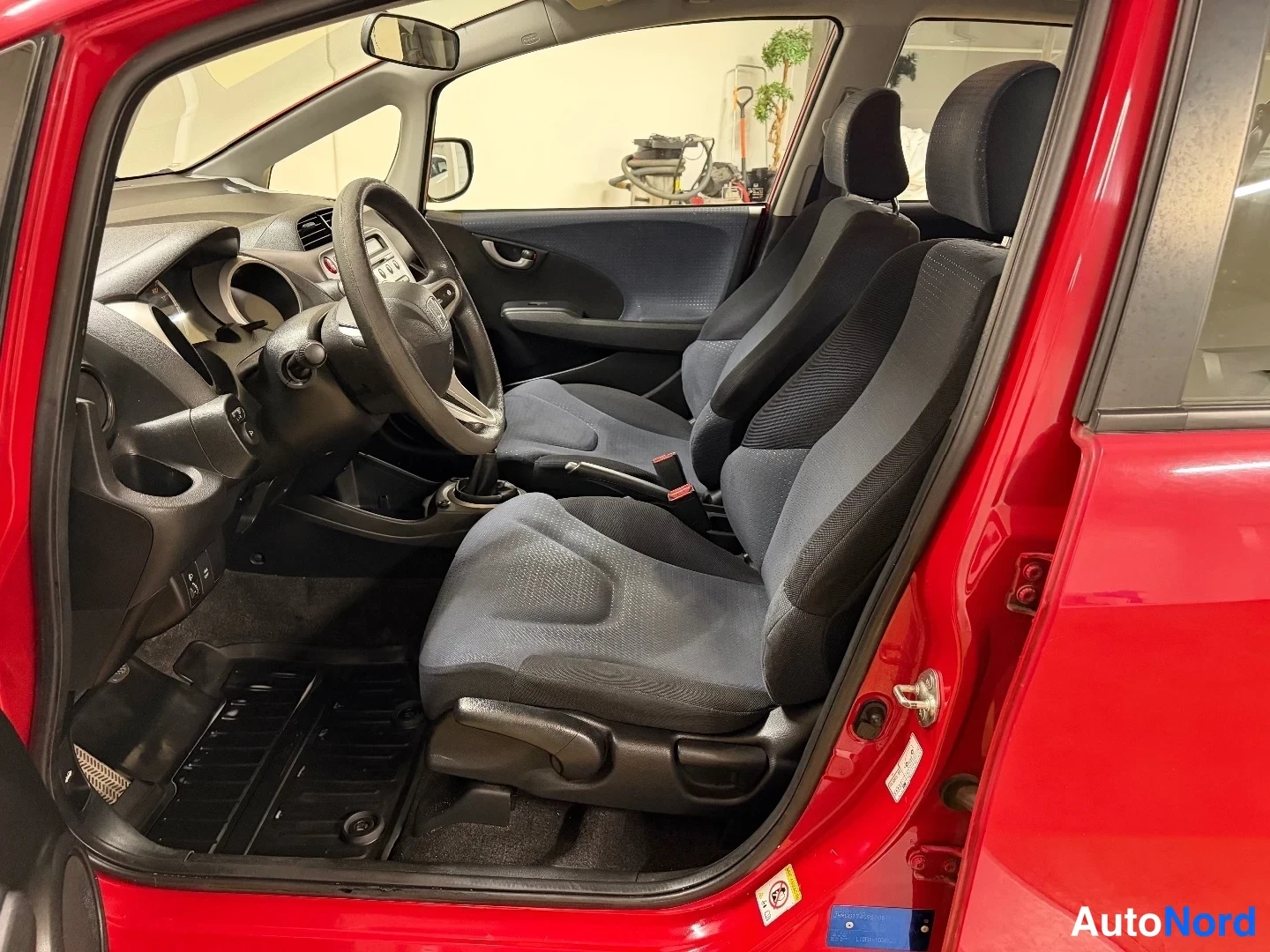 Punainen Honda Jazz 2009, etuistuimet, kuva 10