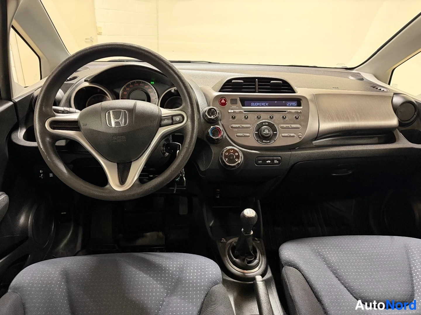 Punainen Honda Jazz 2009, ohjaamo, kuva 9