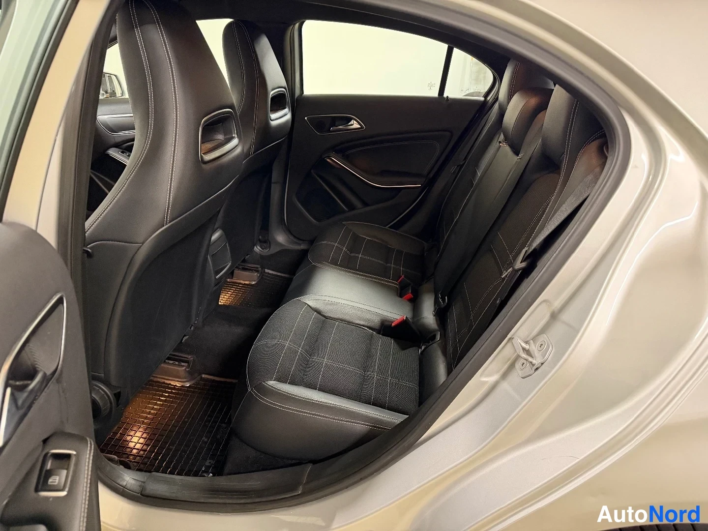 Silver Mercedes-Benz A 200 CDI 2014, baksäten, bild 14