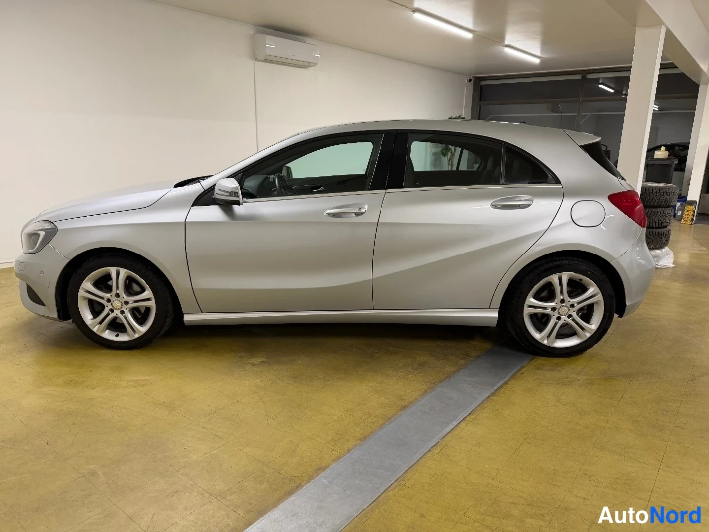 Silver Mercedes-Benz A 200 CDI 2014, snett framifrån, fronten åt vänster, bild 2