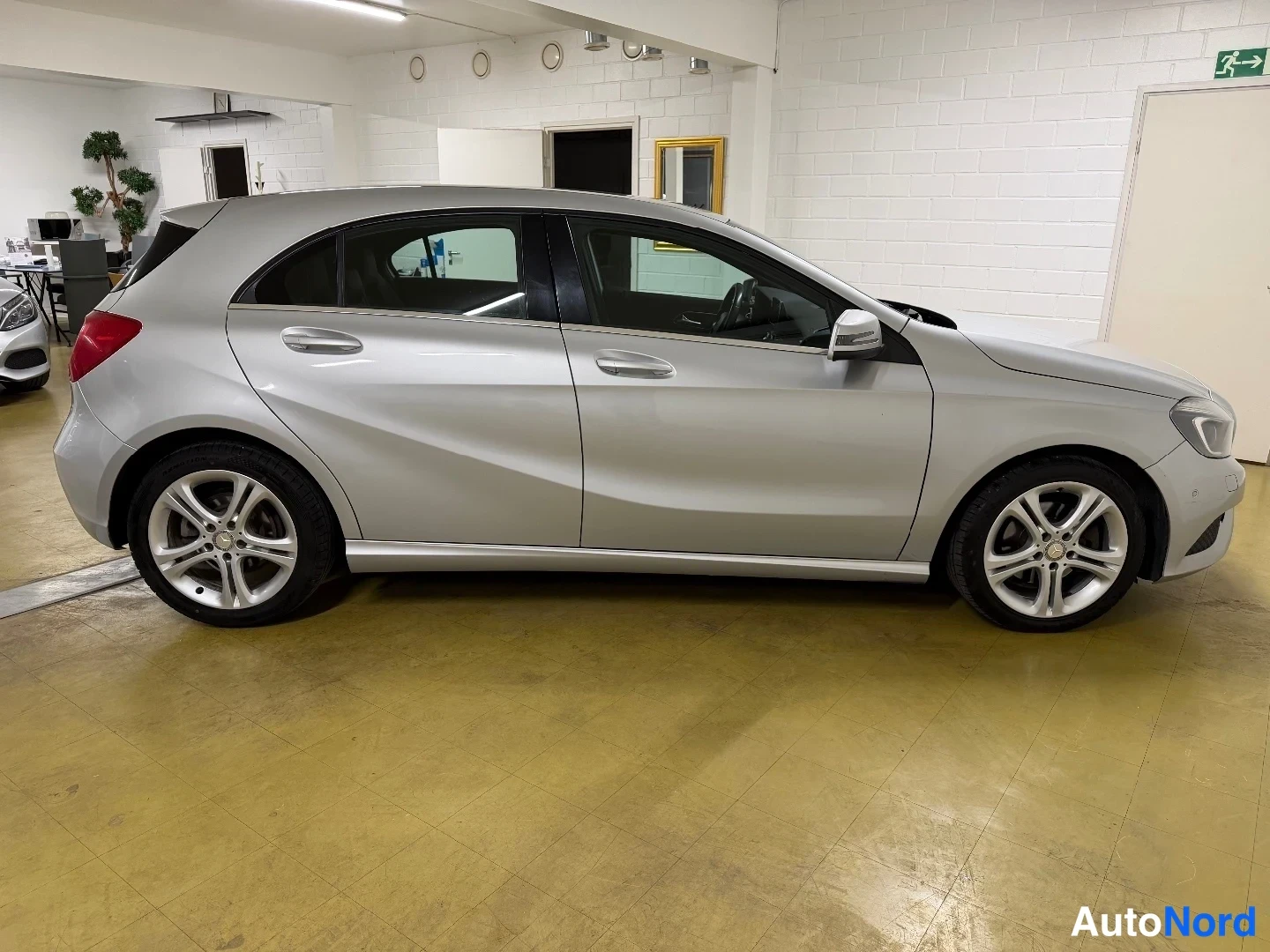 Silver Mercedes-Benz A 200 CDI 2014, snett framifrån, fronten åt höger, bild 4