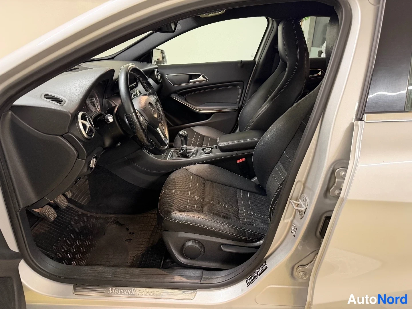 Silver Mercedes-Benz A 200 CDI 2014, förarplats, bild 9