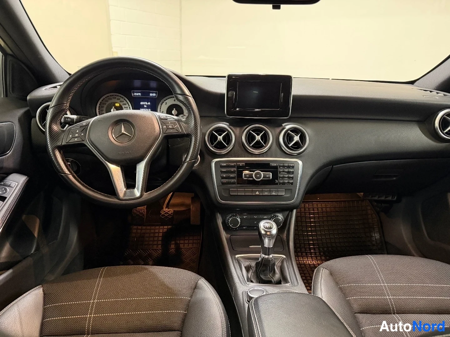 Silver Mercedes-Benz A 200 CDI 2014, förarplats, bild 10