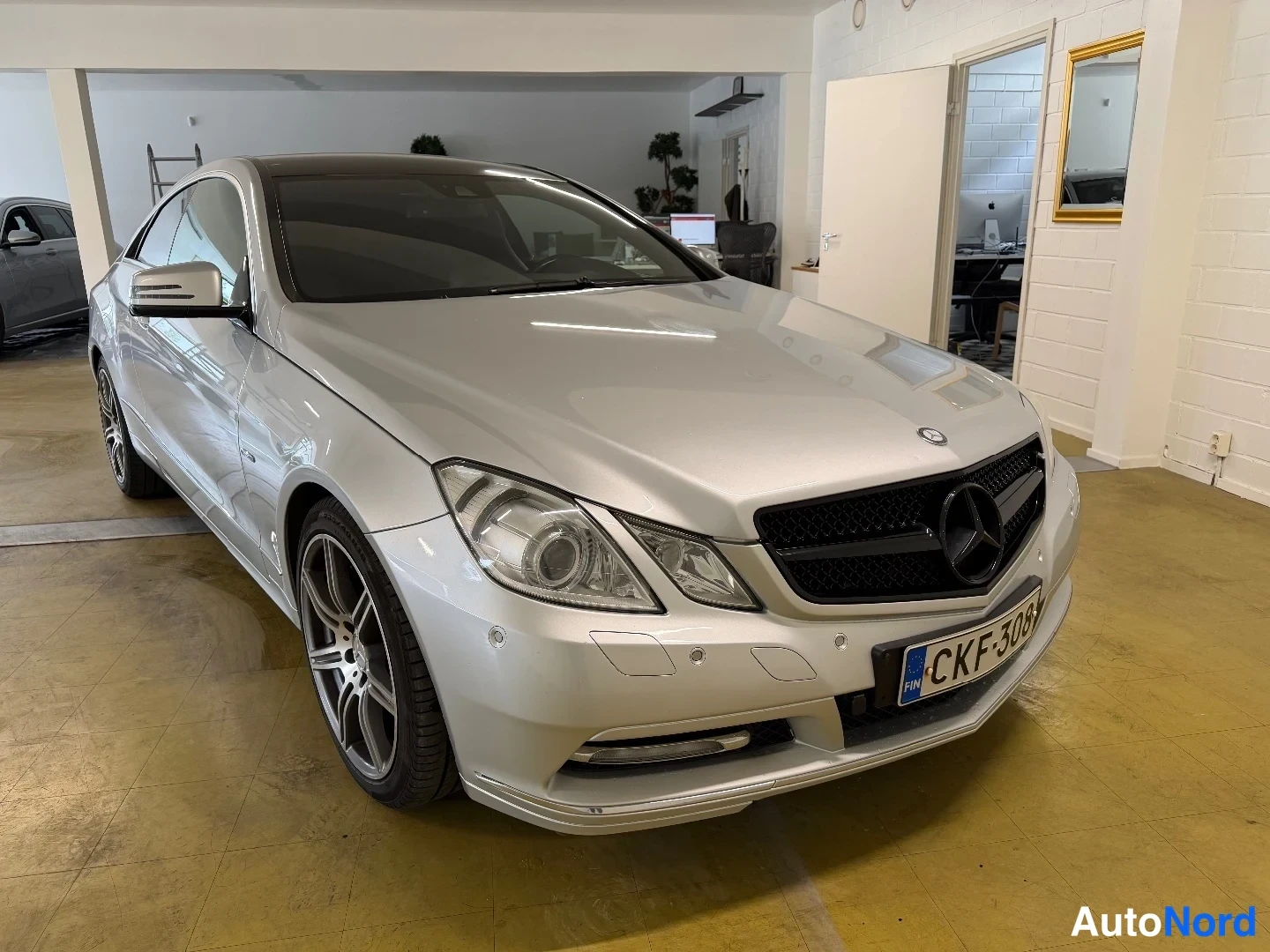 Hopea Mercedes-Benz E 220 CDI 2012, etuviisto, keula oikealle, kuva 2