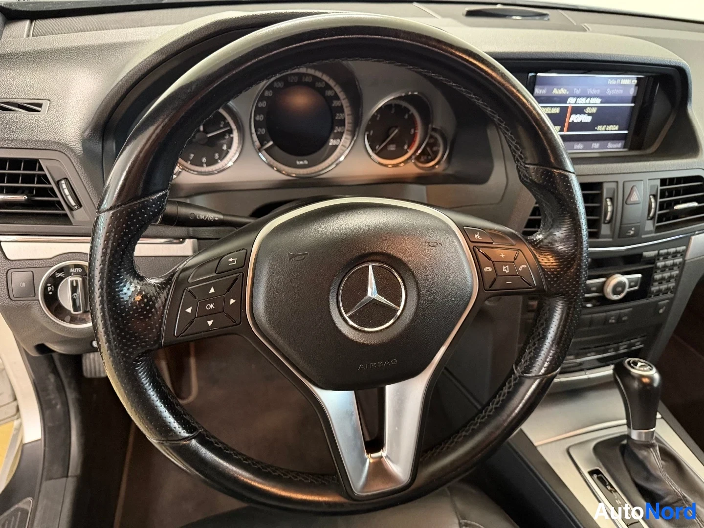 Hopea Mercedes-Benz E 220 CDI 2012, ohjaamo, kuva 9
