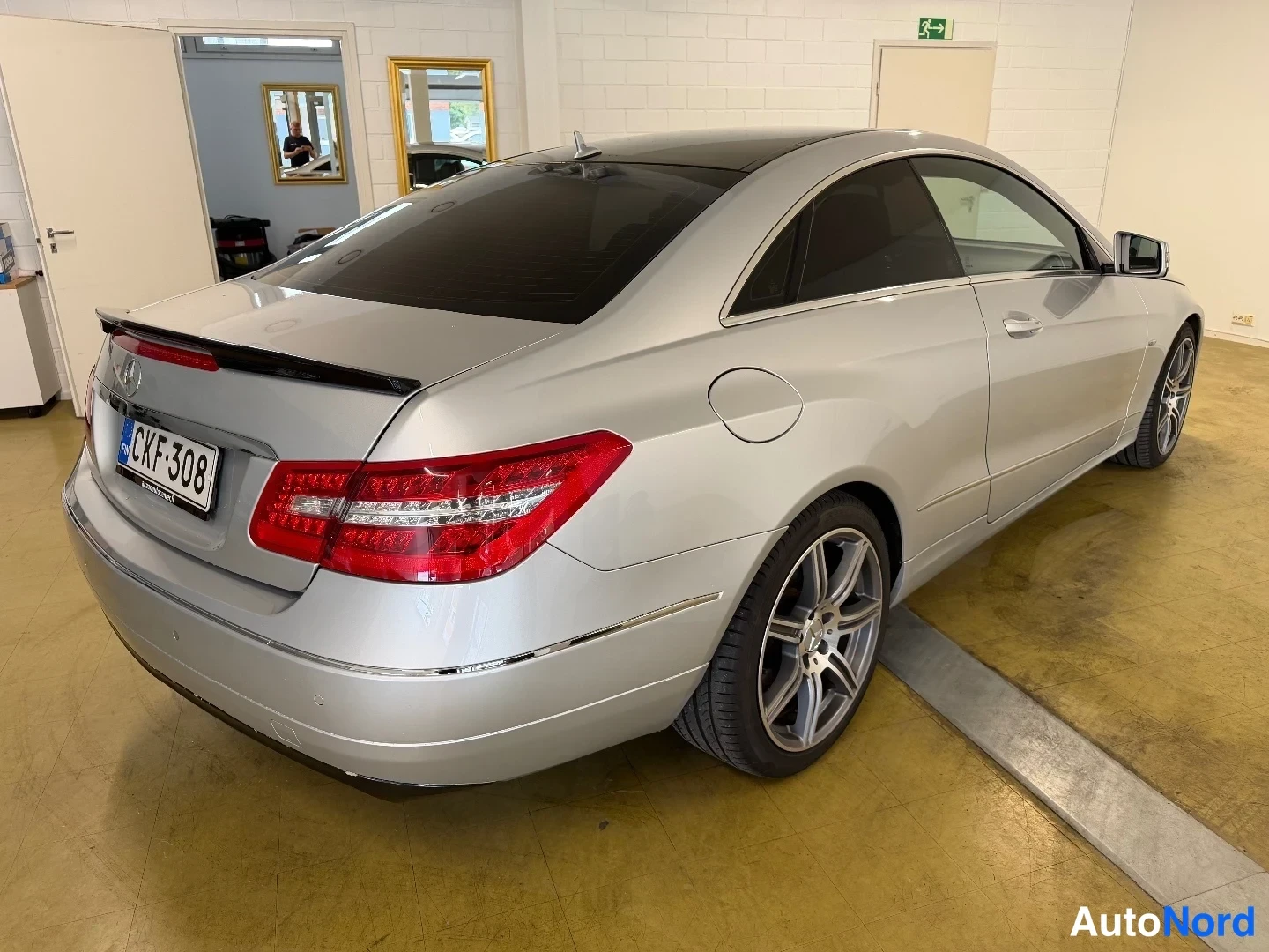 Hopea Mercedes-Benz E 220 CDI 2012, takaviisto, kuva 6