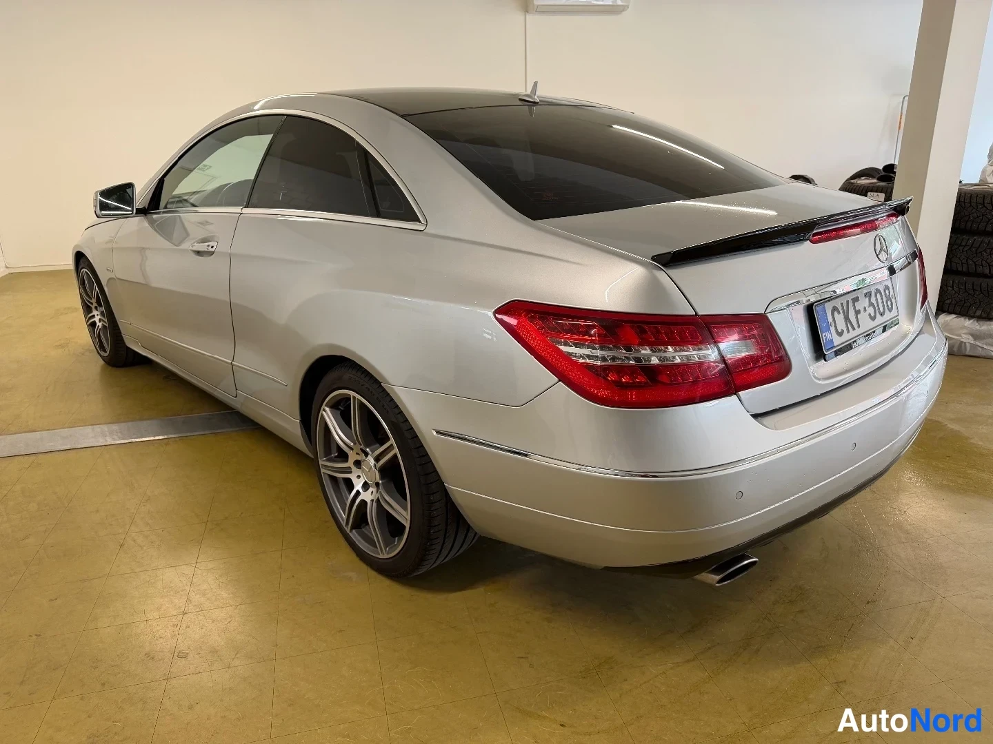 Hopea Mercedes-Benz E 220 CDI 2012, takaviisto, kuva 7