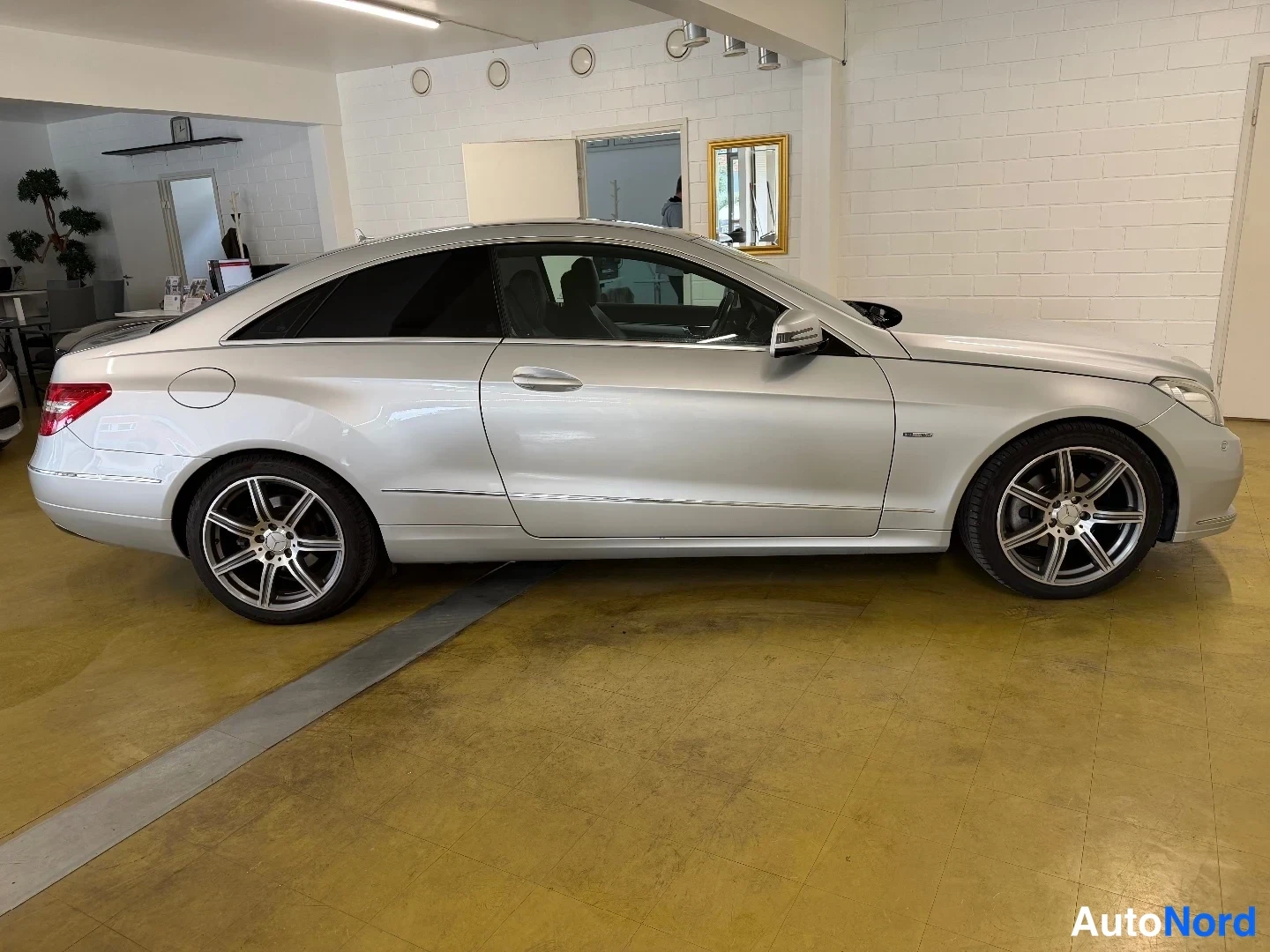 Hopea Mercedes-Benz E 220 CDI 2012, etuviisto, keula oikealle, kuva 3