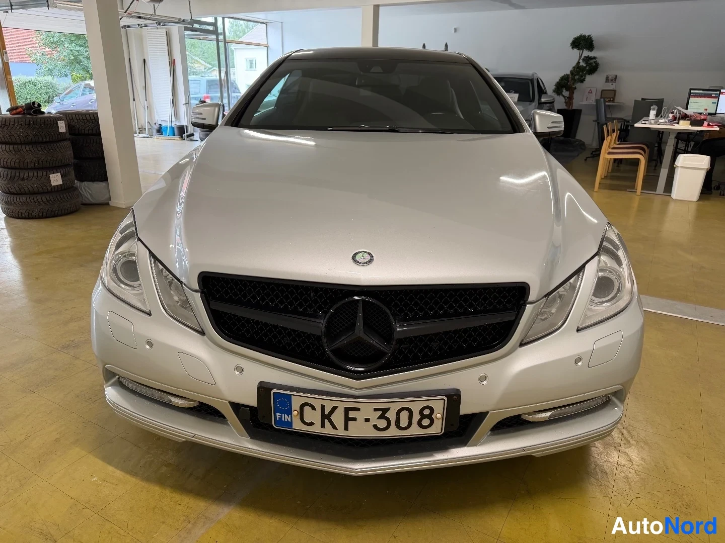Hopea Mercedes-Benz E 220 CDI 2012, edestä, kuva 4