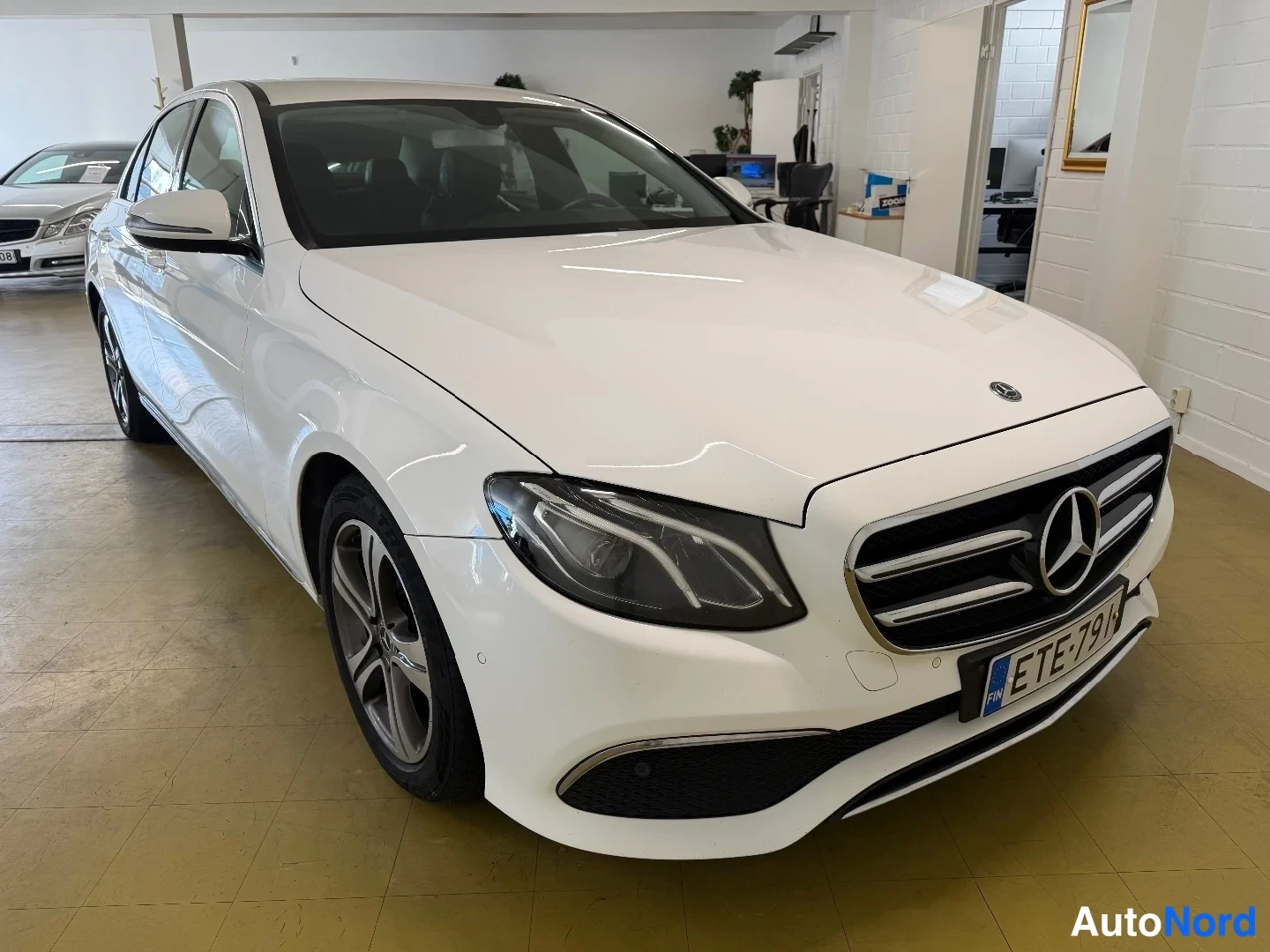 White Mercedes-Benz E 200 d 2019, front three-quarter, nose to the right, photo 2