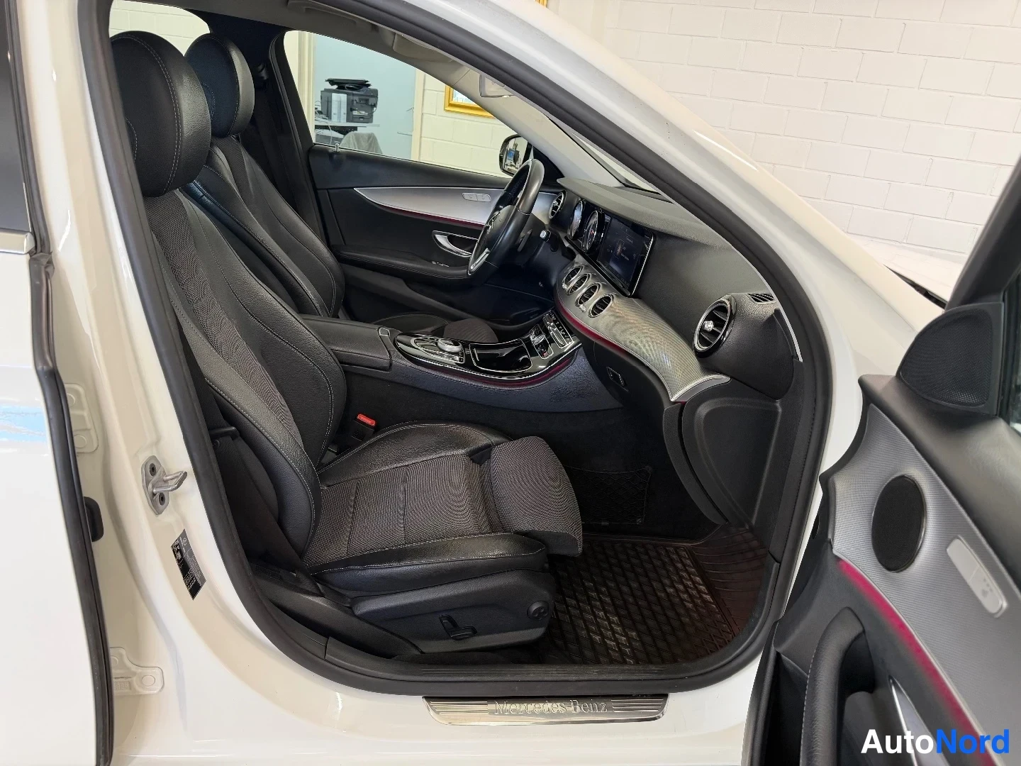 White Mercedes-Benz E 200 d 2019, cockpit, photo 11