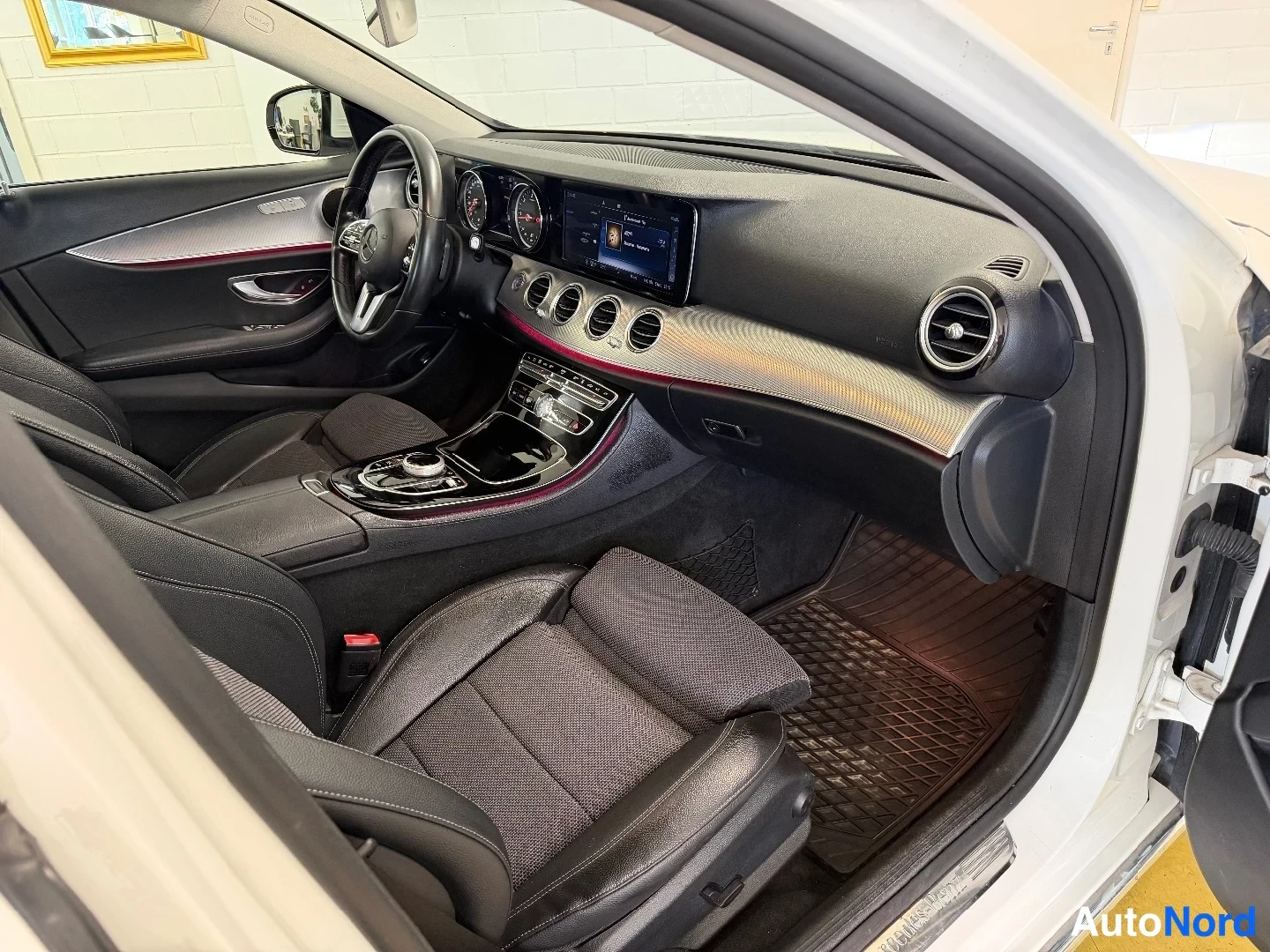 White Mercedes-Benz E 200 d 2019, cockpit, photo 12