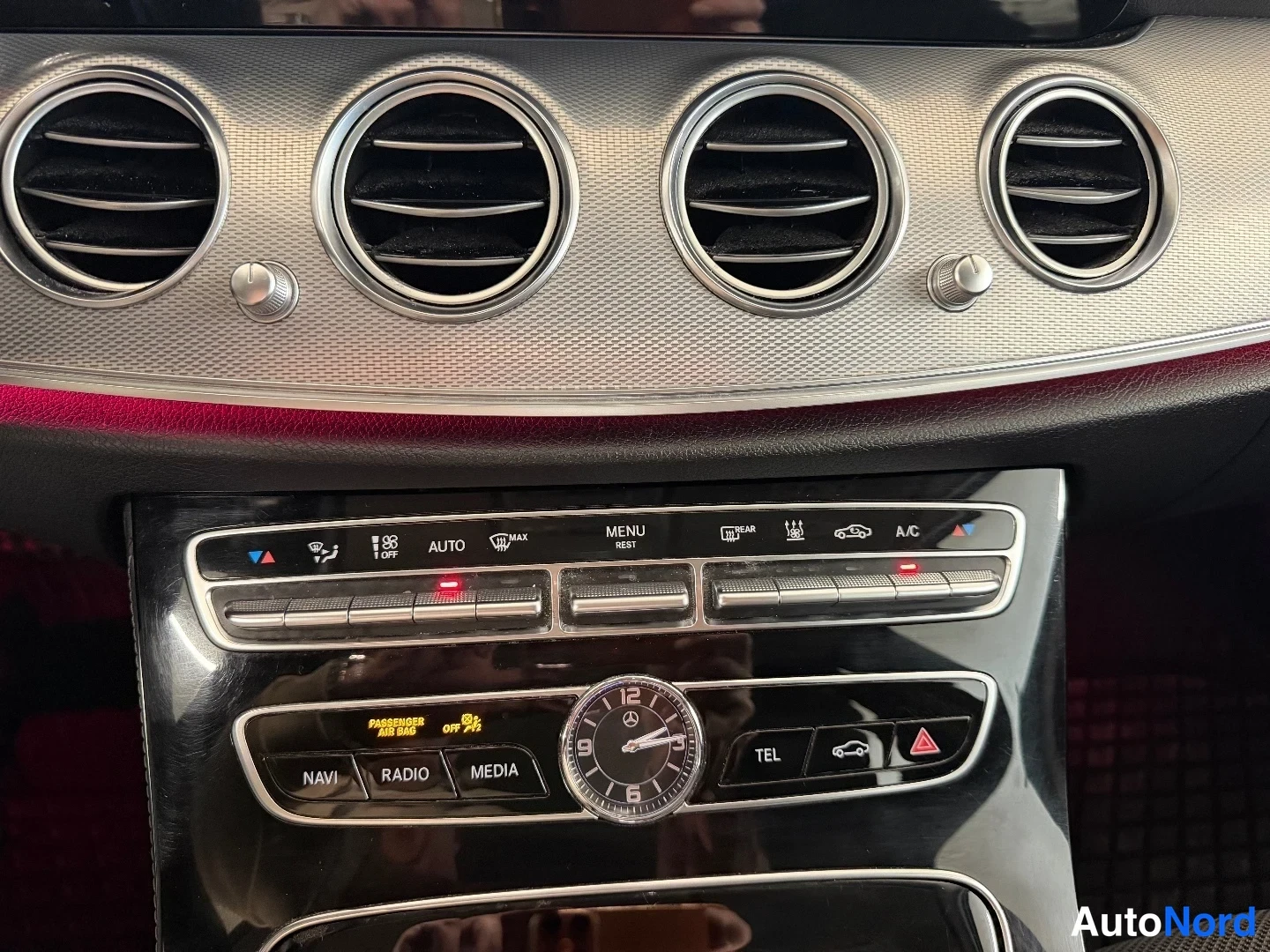 White Mercedes-Benz E 200 d 2019, detail, photo 16