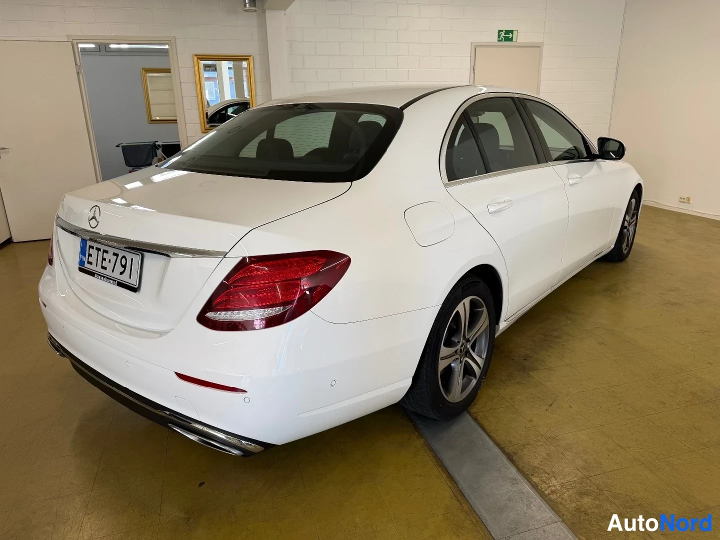 White Mercedes-Benz E 200 d 2019, rear three-quarter, photo 6