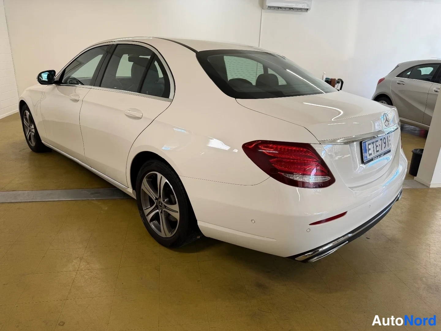 White Mercedes-Benz E 200 d 2019, rear three-quarter, photo 7