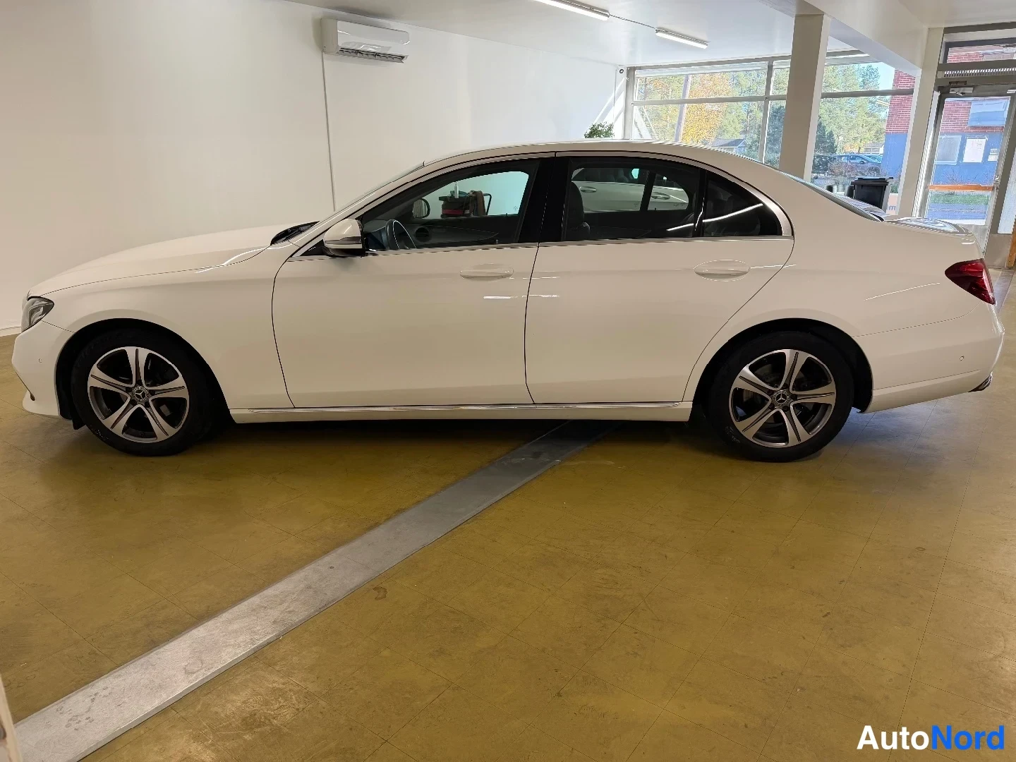 White Mercedes-Benz E 200 d 2019, side, photo 4