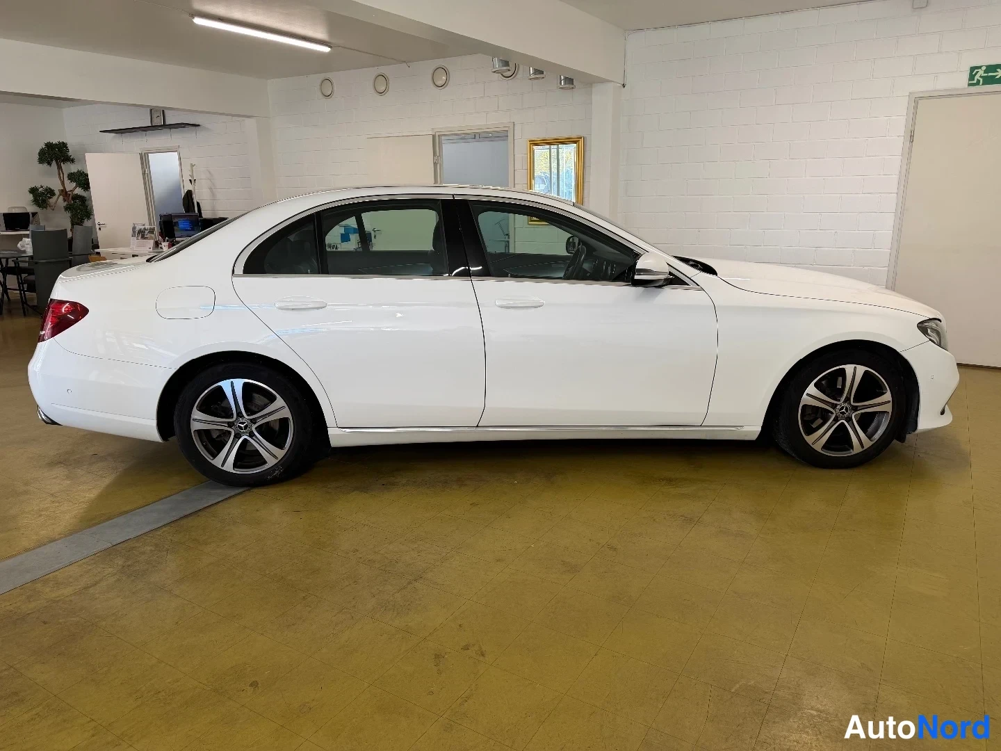 White Mercedes-Benz E 200 d 2019, side, photo 5