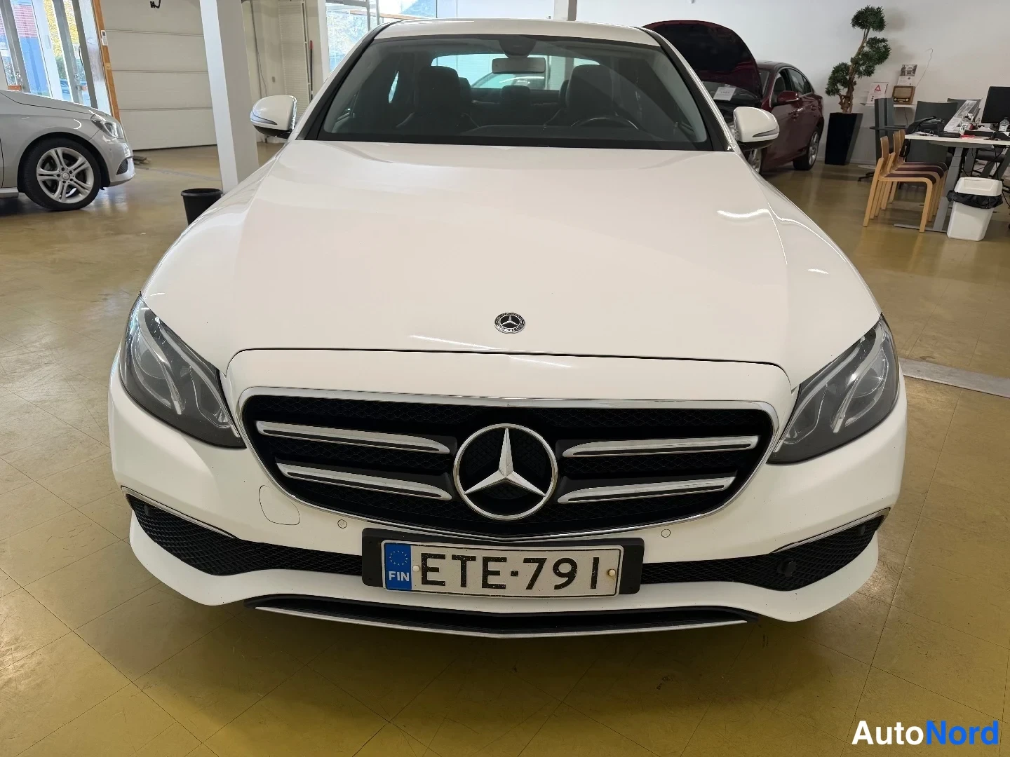 White Mercedes-Benz E 200 d 2019, front, photo 3
