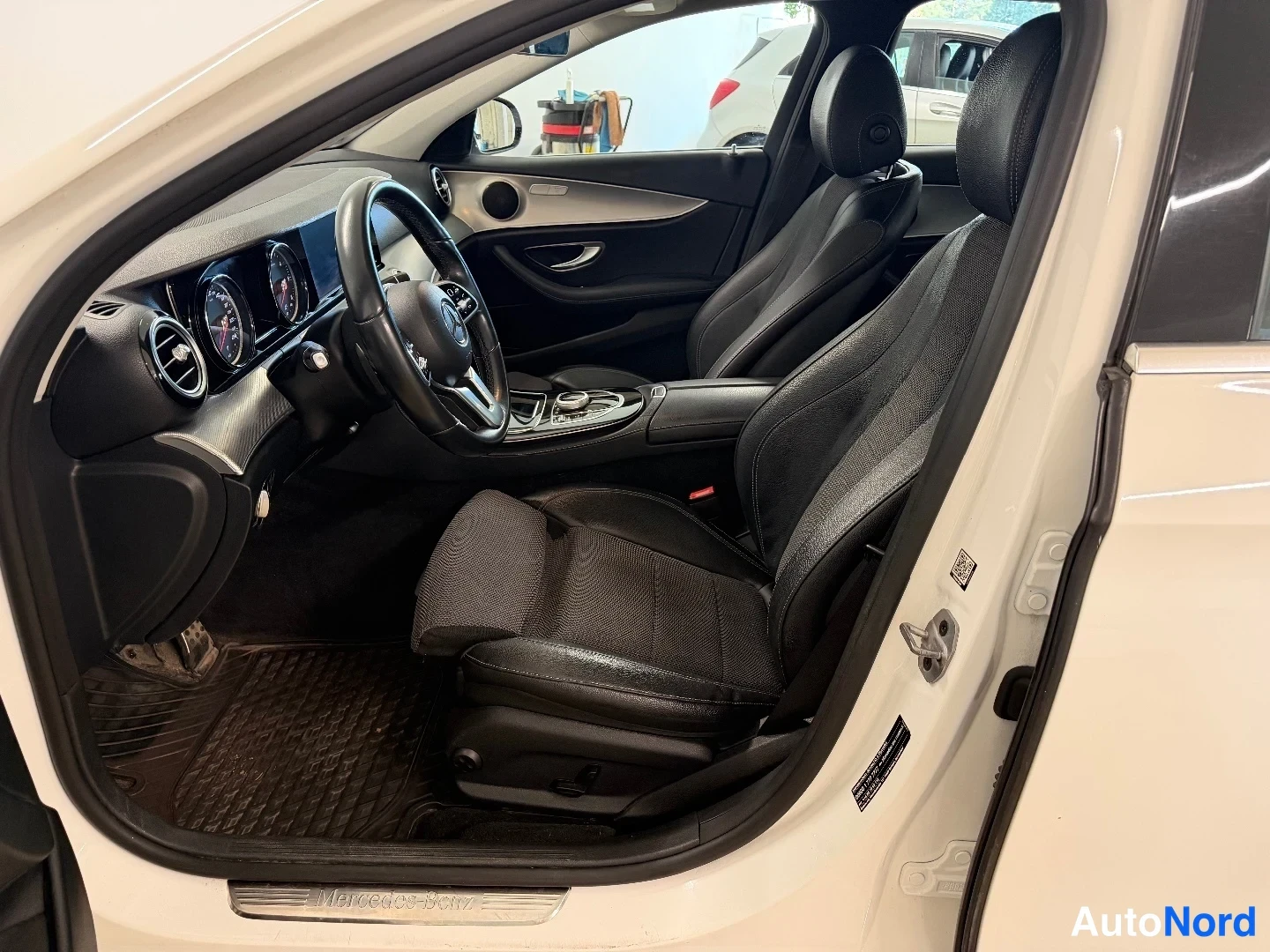 White Mercedes-Benz E 200 d 2019, cockpit, photo 9