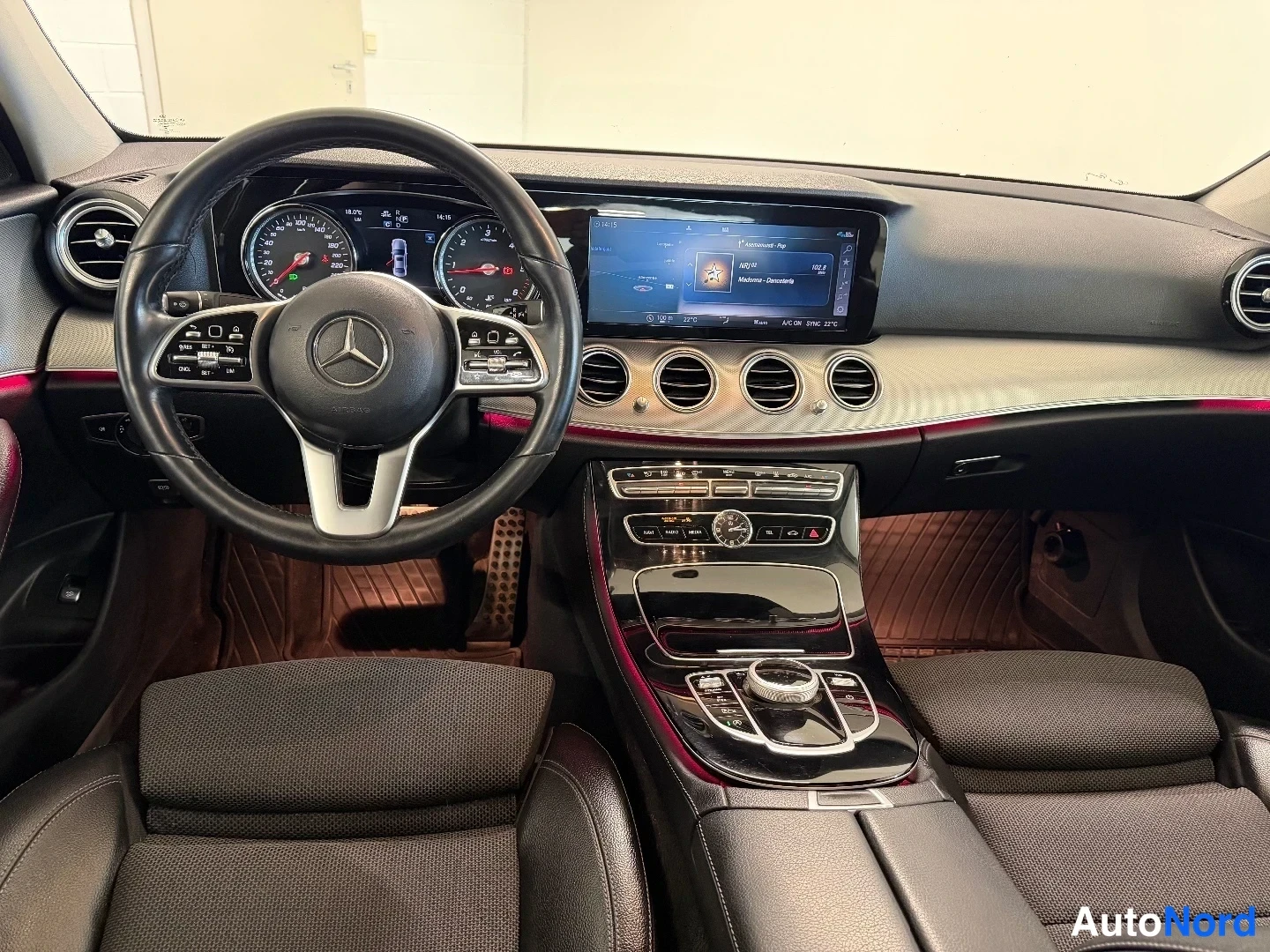 White Mercedes-Benz E 200 d 2019, cockpit, photo 10