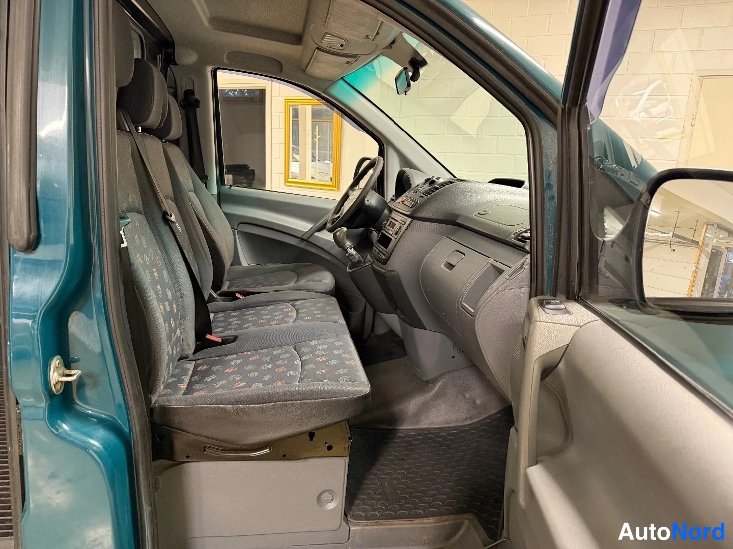 Vihreä Mercedes-Benz Vito 109 CDI 2007, ohjaamo, kuva 11