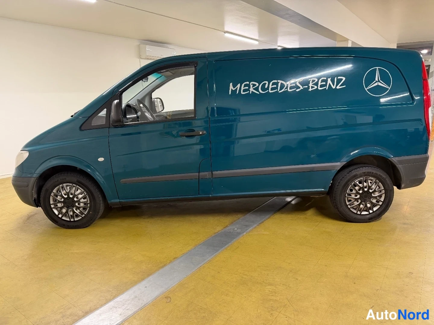Vihreä Mercedes-Benz Vito 109 CDI 2007, etuviisto, keula vasemmalle, kuva 2