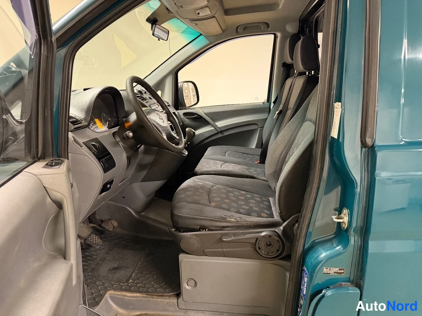Vihreä Mercedes-Benz Vito 109 CDI 2007, ohjaamo, kuva 9