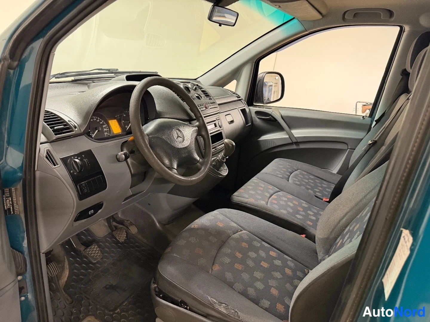 Vihreä Mercedes-Benz Vito 109 CDI 2007, ohjaamo, kuva 10