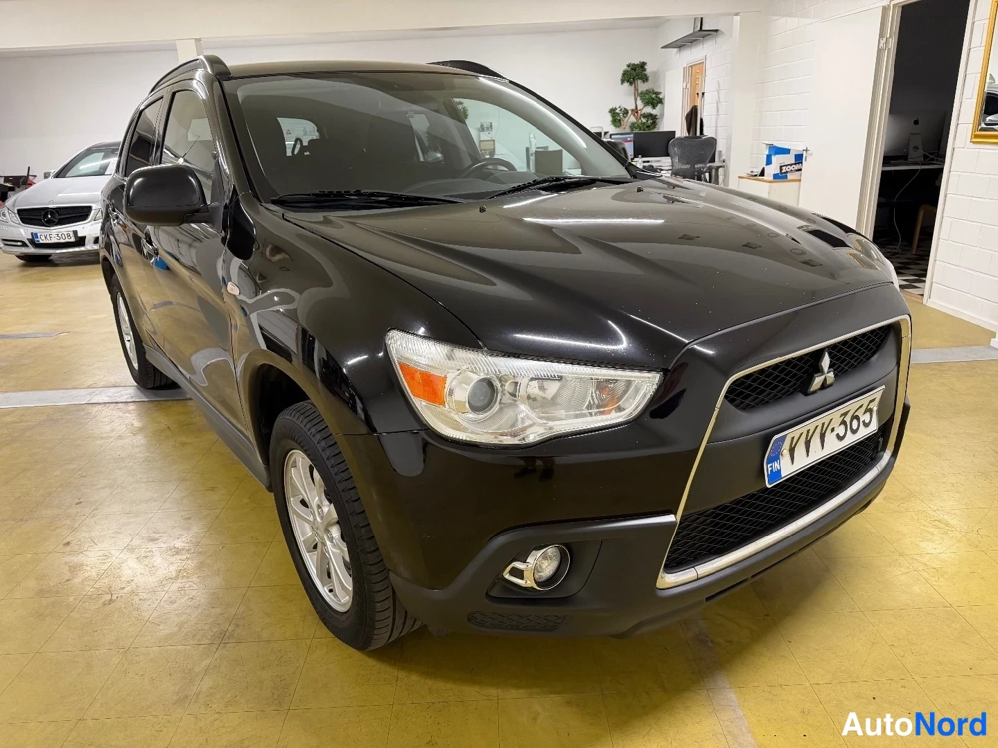 Musta Mitsubishi ASX 2011, etuviisto, keula oikealle, kuva 3