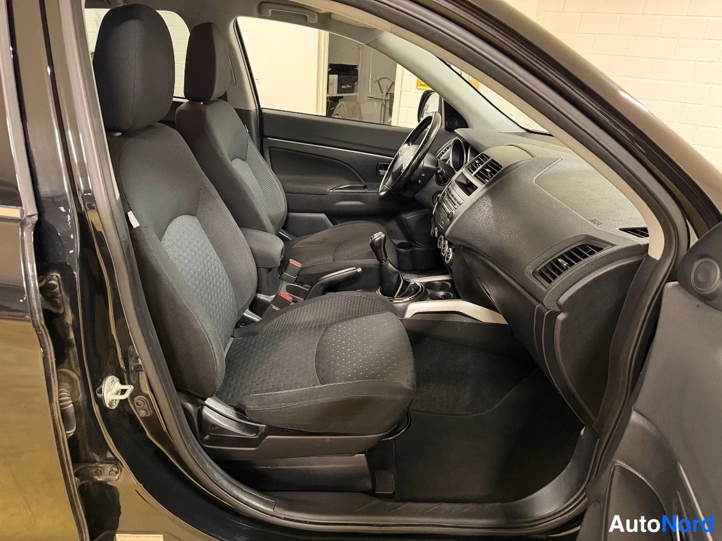 Musta Mitsubishi ASX 2011, etuistuimet, kuva 12