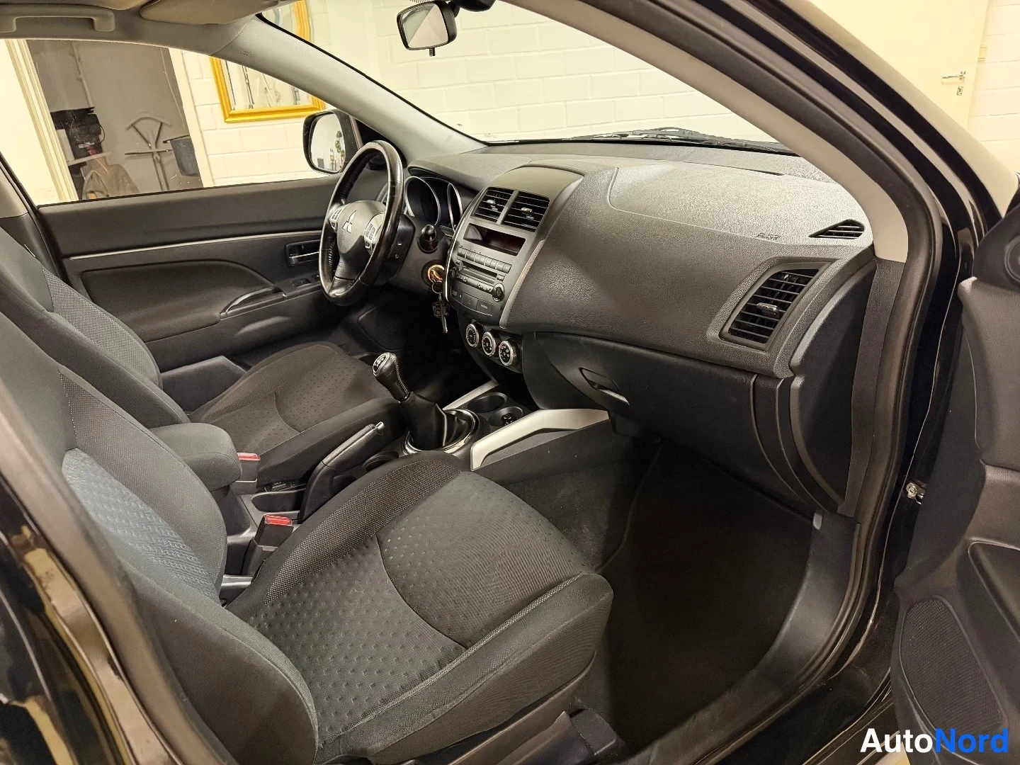 Musta Mitsubishi ASX 2011, etuistuimet, kuva 13