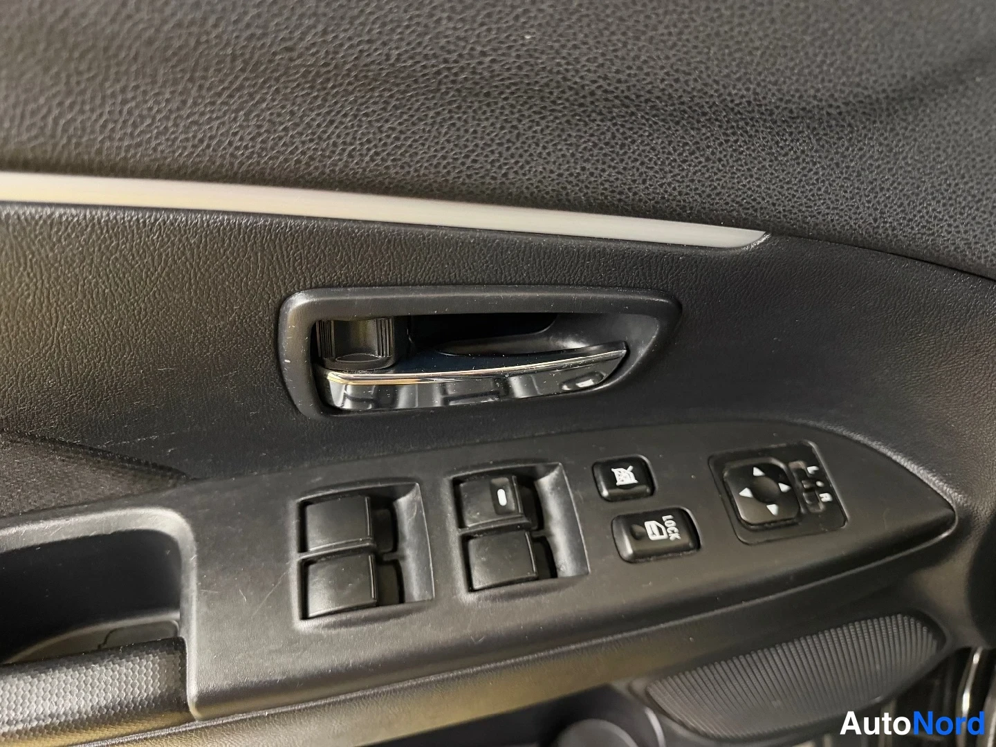 Musta Mitsubishi ASX 2011, yksityiskohta, kuva 17