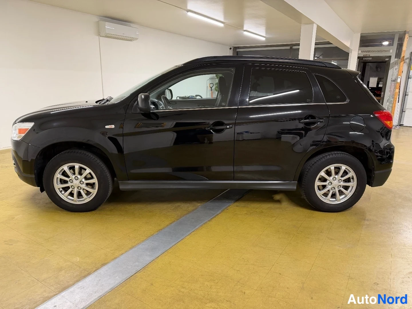 Musta Mitsubishi ASX 2011, etuviisto, keula vasemmalle, kuva 2