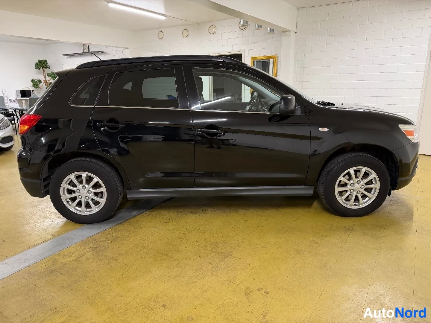 Musta Mitsubishi ASX 2011, etuviisto, keula oikealle, kuva 4
