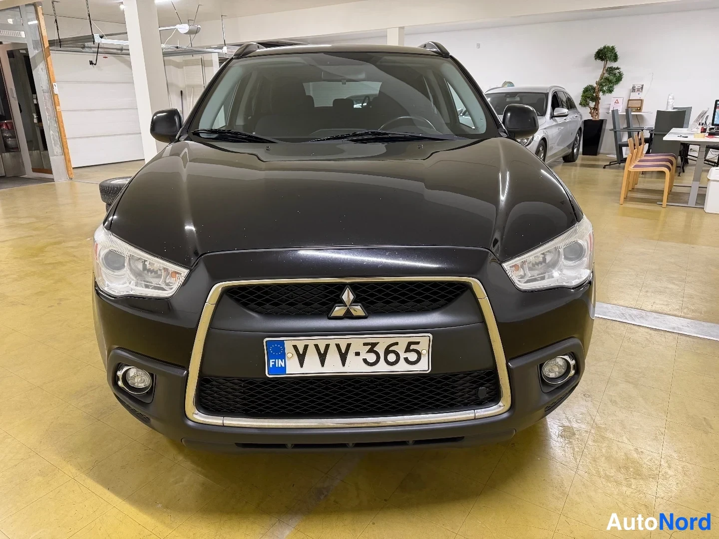 Musta Mitsubishi ASX 2011, edestä, kuva 5