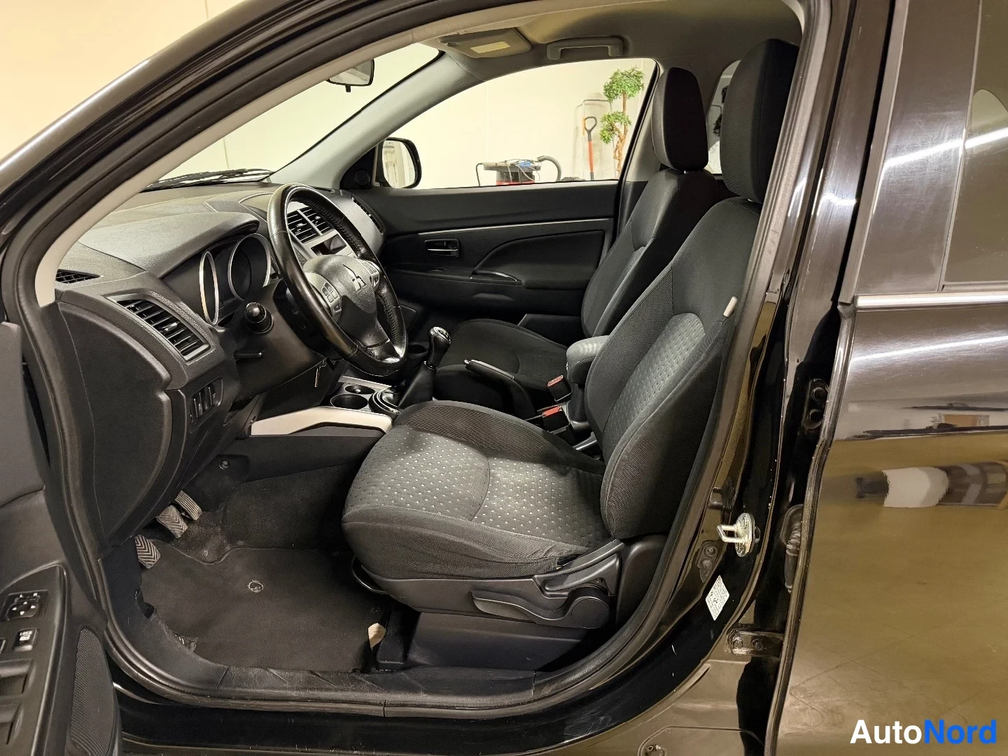 Musta Mitsubishi ASX 2011, ohjaamo, kuva 9