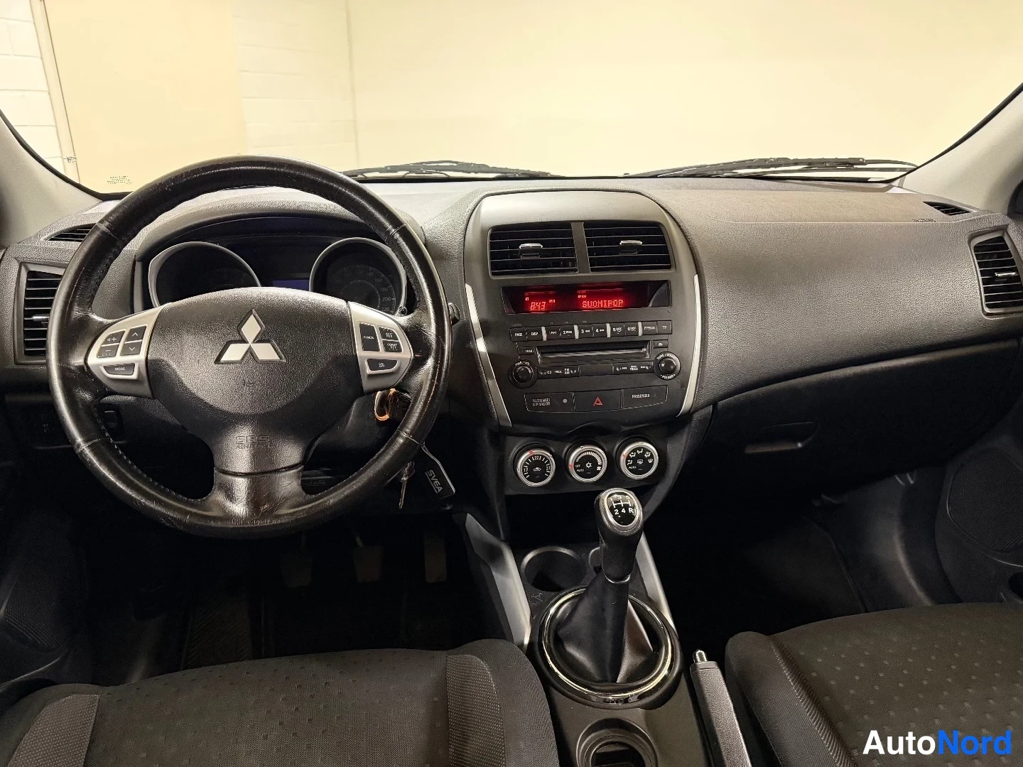 Musta Mitsubishi ASX 2011, ohjaamo, kuva 10