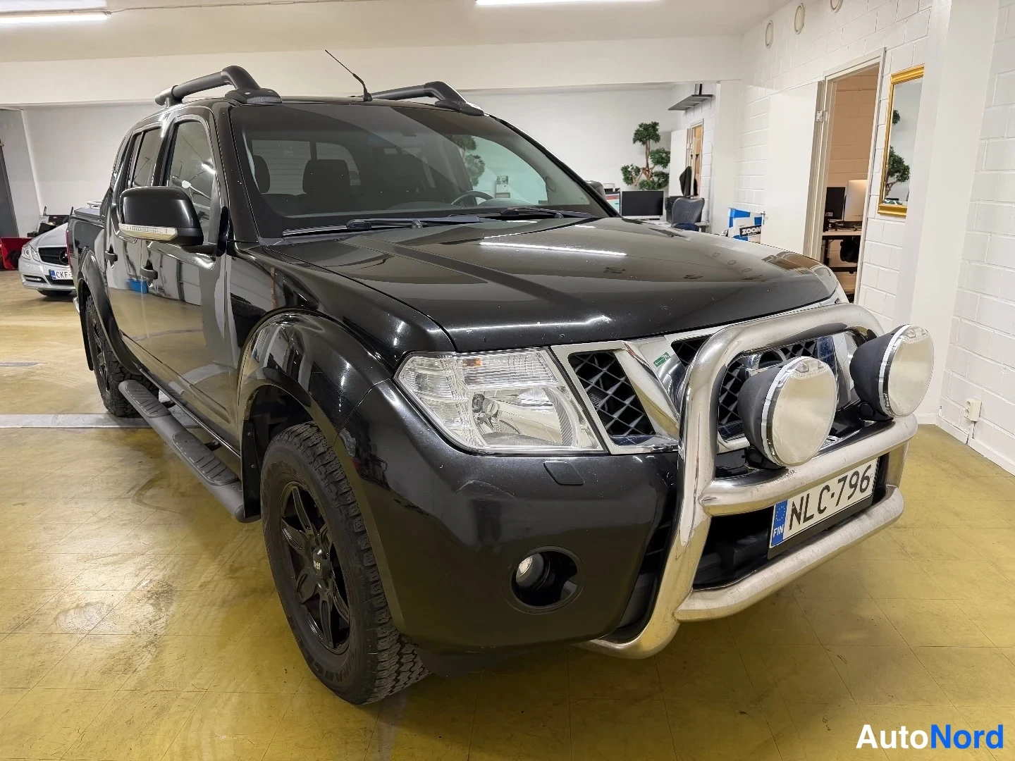 Musta Nissan Navara 2012, etuviisto, keula oikealle, kuva 3