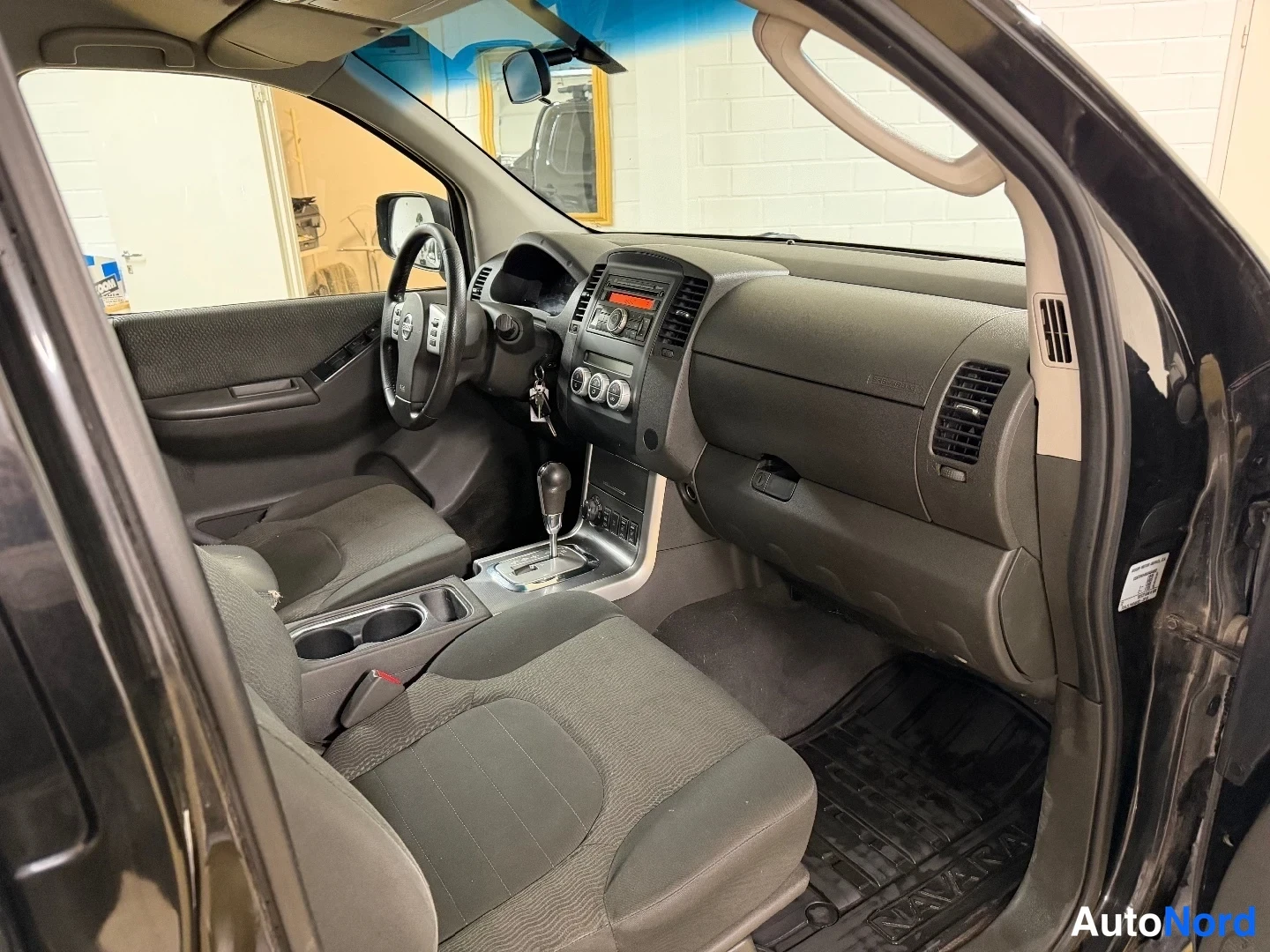 Musta Nissan Navara 2012, ohjaamo, kuva 10