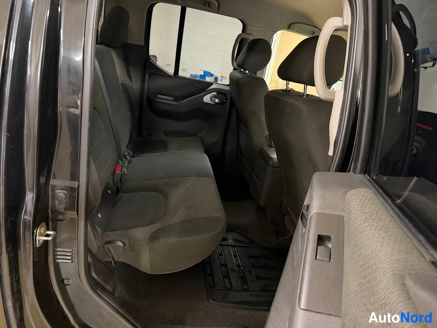 Musta Nissan Navara 2012, takaistuimet, kuva 14