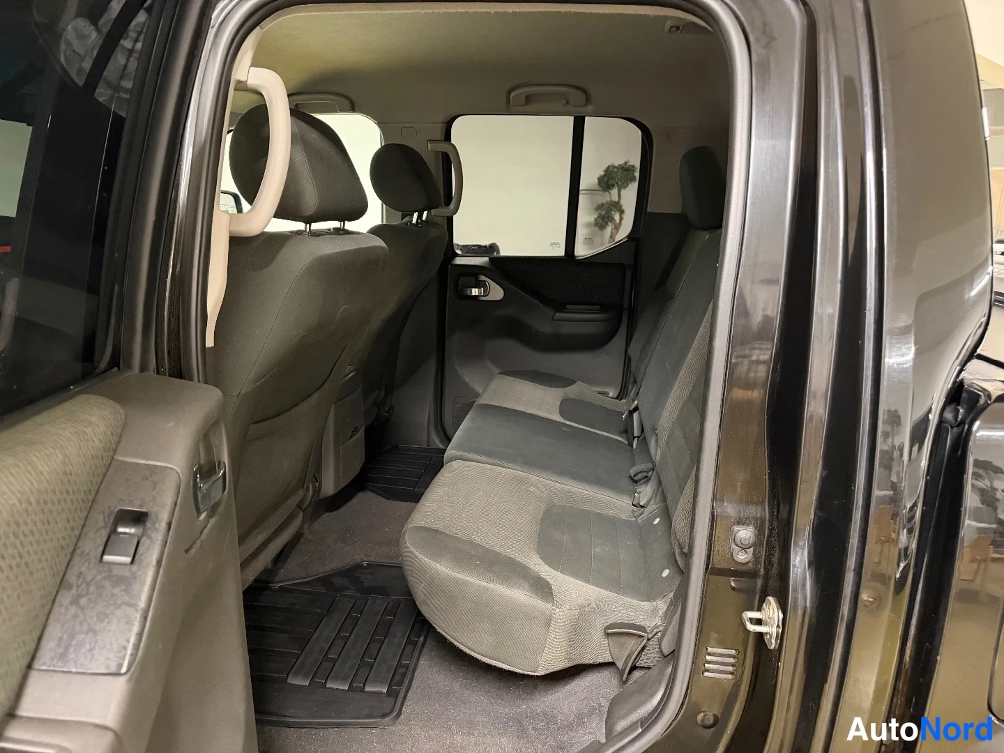 Musta Nissan Navara 2012, takaistuimet, kuva 15