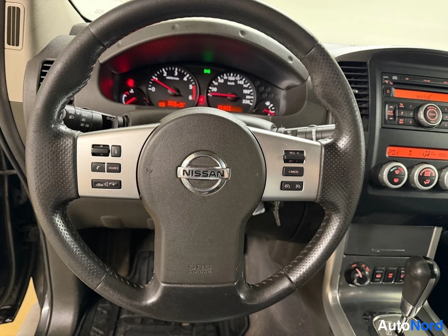 Musta Nissan Navara 2012, ohjaamo, kuva 11